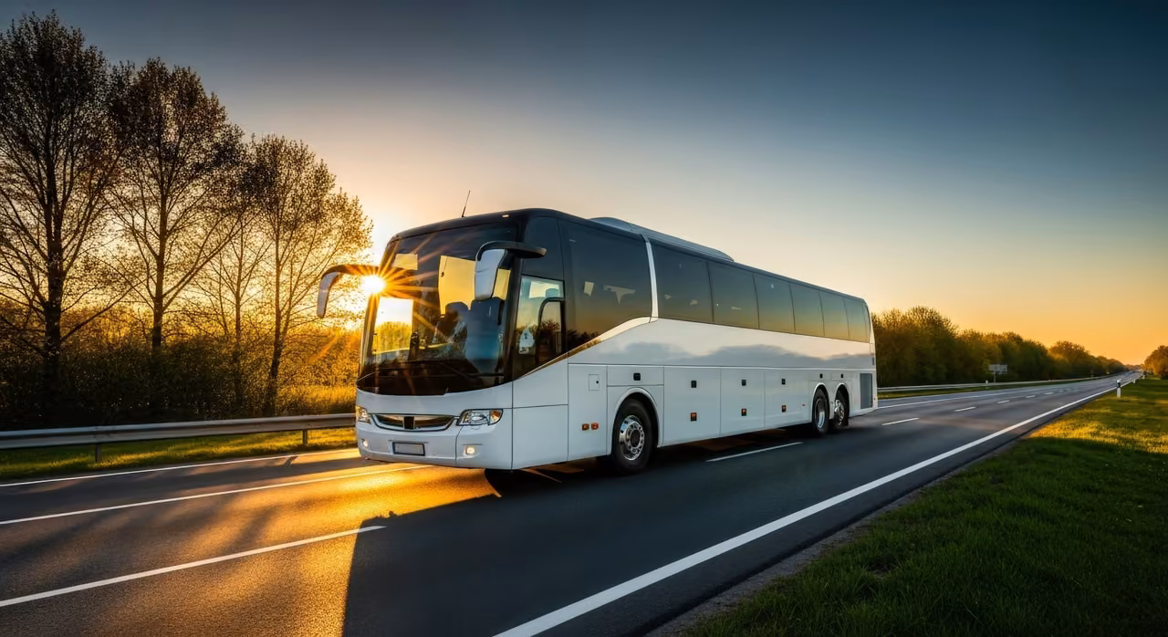Autokar TRANS-KOM w trasie na Mazurach